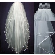 Bílý krátký závoj ke svatebním šatům